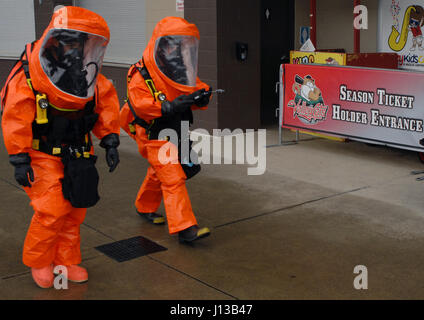 2e équipe de soutien civil (CST) membres Sgt. Christopher Rodriguez (à gauche) et le sergent. Joshua Spagnola (droite) de tendre vers une maquette de laboratoire ADM lors de la 2e du CST de l'entraînement à Joseph L. Bruno Stadium à Troy, N.Y. le 12 avril 2017. Les membres de l'équipe sont formés pour identifier les armes chimiques, biologiques et radiologiques et de conseiller pour les premiers intervenants sur la façon de traiter avec ces matériaux. (U.S. La Garde nationale de l'armée photo par le Sgt. Raymond Drumsta) Banque D'Images