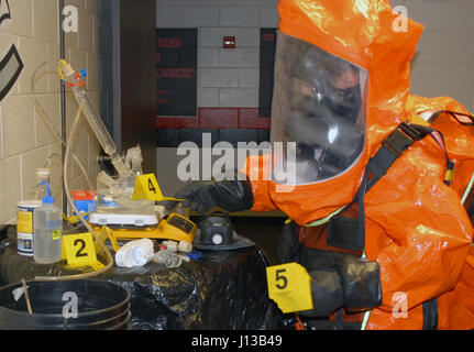 2e équipe d'assistance civile (CST) membre Le s.. Joshua Spagnola utilise les données probantes en marqueurs tag soupçonné des matières dangereuses dans une maquette de laboratoire ADM lors de la 2e du CST de l'entraînement à Joseph L. Bruno Stadium à Troy, N.Y. le 12 avril 2017. Les membres de l'équipe sont formés pour identifier les armes chimiques, biologiques et radiologiques et de conseiller pour les premiers intervenants sur la façon de traiter avec ces matériaux. (U.S. La Garde nationale de l'armée photo par le Sgt. Raymond Drumsta) Banque D'Images