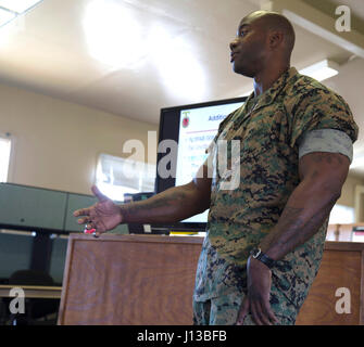 1er Sgt. Korey Wright, première société sergent, société de service et de l'Administration centrale, l'Administration centrale et du Corps des Marines, Bataillon de soutien de l'ouest des installations, du Marine Corps Base, Camp Pendleton, répond à une question posée au cours d'une brève sur le Marine Corps politiques et règlements sur les médias sociaux pour le Camp Pendleton, en Californie, le 13 avril 2017. Wright est d'assurer que ses marins connaissent bien les politiques et règlements établis par le Corps des marines sur les médias sociaux. (U. S. Marine Corps photo par Lance Cpl. Dylan Chagnon) niveaux ajustés et de l'image recadrée pour mettre en surbrillance l'objet. Banque D'Images