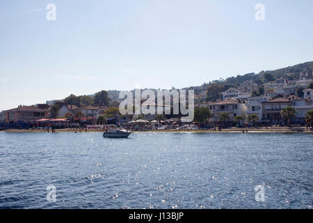 Vue sur la plage de Kinaliada qui est l'une des îles des princes aussi connu sous le nom de Adalar à Istanbul. Maisons d'été, petit yacht sont dans la vue. C'est le clos Banque D'Images