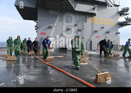 170413-N-PW494-212 OCÉAN ATLANTIQUE (avril. 13, 2017) -- les marins de l'unité Pre-Commissioning Gerald R. Ford (CVN 78) du ministère de l'air frotter le pont d'envol du navire au cours d'un vol évolution lave-pont. L'avenir USS Gerald R. Ford (CVN 78) est en cours sur son moteur pour la première fois. La première classe de navire -- le premier porte-avions américain nouveau design en 40 ans -- va passer plusieurs jours à effectuer des essais en mer du constructeur, un test complet de bon nombre des principaux systèmes du navire et des technologies. (U.S. Photo de la marine par la communication de masse 1re classe Joshua Sheppard) Banque D'Images