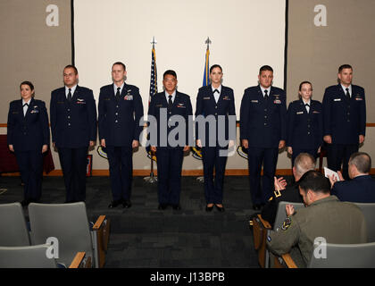 Lieutenant de l'US Air Force (de gauche à droite), Ryan Williams Sarrah Wahl, Patrick Viau, Caleb Tolley, Makenna Ortiz, Kyle Lassiter, ambre et Kosloske Joseph Alcorn, bataille aérienne a obtenu son diplôme de la formation de manager à partir de la 337e Escadron de contrôle de l'air à la base aérienne Tyndall, en Floride, le 14 avril 2017. L'ABM 9 mois cours enseigne les officiers subalternes un ensemble diversifié de compétences leur permettant de moyens aériens directs sur une gamme d'opérations de combat. Banque D'Images