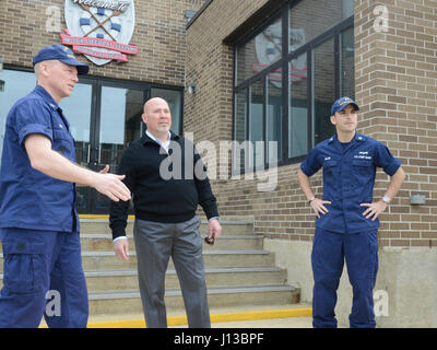 Le capitaine Benjamin Cooper, commandant de la Garde côtière canadienne, dans la baie du Delaware, du secteur privé (à gauche) se félicite de rempl. Tom MacArthur (centre) à la station de la Garde côtière canadienne Barnegat Light pour une visite de familiarisation de l'unité et de son domaine de responsabilité dans Barnegat Light, New Jersey, le 14 avril 2017. U.S. Coast Guard photo de Maître de 1re classe Seth Johnson Banque D'Images