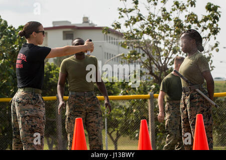 Avec le siège maritime des États-Unis et le soutien bataillon (H&S NE), les installations du Corps des Marines du Pacifique (MCIPAC), est pulvérisé à l'oléorésine de capsicum lors d'une augmentation de la sécurité active (SAF) Cours de formation sur le Camp Kinser, Okinawa, Japon, le 14 avril 2017. Marines tout au long de H&S BN, MCIPAC, bénévoles pour devenir certifié SAF pour aider le Bureau du Grand prévôt en cas de besoin. (U.S. Marine Corps photo par MCIPAC le Caméra de combat. Christian J. Robertson) Banque D'Images