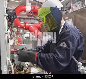 170414-N-RM689-091 Mer de Chine du Sud (14 avril 2017) 3ème classe-électricien James Wall, de courroie, Montana, les tests d'un courant électrique au cours d'une vérification de maintenance électrique sur une station de mousse formant un film à bord de la classe Arleigh Burke destroyer lance-missiles USS Wayne E. Meyer (DDG 108). Wayne E. Meyer est en fonction d'un programme de déploiement de l'ouest du Pacifique avec le groupe aéronaval du Carl Vinson dans le cadre de la flotte américaine du Pacifique visant à étendre la flotte des États-Unis 3e fonctions de commandement et de contrôle dans l'Indo-Asia-région du Pacifique. Porte-avions de la Marine américaine grève les groupes h Banque D'Images