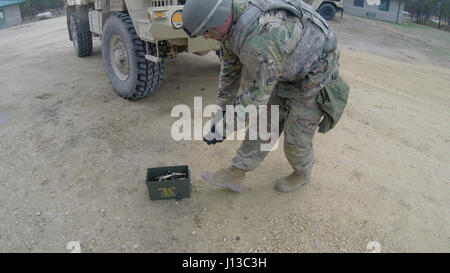 Réserve de l'armée américaine le Sgt. Matthieu Garafalo, 705ème Compagnie de transport, soutien Théâtre 377commande, recueille une fois en laiton de tir réel de base pendant le fonctionnement de l'acier à froid Fort McCoy, au Wisconsin, le 15 avril 2017. L'acier froid fonctionnement est l'armée américaine Réserver's armes collectives qualification et validation afin de s'assurer que les unités de réserve de l'Armée de l'Amérique et les soldats sont formés et prêts à se déployer à court préavis et porter prêt au combat et la puissance de feu meurtrière à l'appui de l'armée et nos partenaires n'importe où dans le monde. (U.S. Réserve de l'armée photo prise par le s.. Debralee Meilleur, 84t Banque D'Images