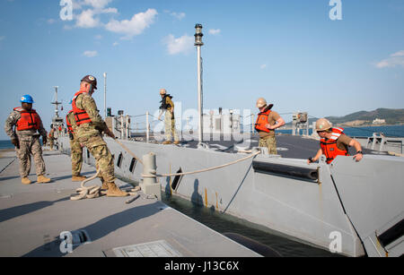 POHANG, République de Corée (15 avril 2017) - Les marins du Bataillon de construction 1 amphibie et les soldats attachés à 331e compagnie de transport travail à moor l'amélioration d'allège causeway marine à l'Armée de Ferry Pier Trident pendant le fonctionnement de l'exercice Pacific Reach (2017 OPRex17). OPRex17 est un événement de formation bilatérale conçu pour garantir l'état de préparation et de soutenir la République de Corée et les États-Unis En exerçant l'Alliance d'un domaine Distribution Center (ADC), un point d'alimentation en air Terminal (ATSP), combiné au cours de logistique commune-la-Rive (CJLOTS), et l'utilisation du rail, voies navigables intérieures, côtières et de valider les opérations de levage Banque D'Images