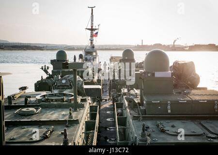 POHANG, République de Corée (15 avril 2017) - Les Marins attachés à la construction 1 bataillon amphibie Stryker véhicules porteurs de charge d'infanterie sur l'amélioration de la chaussée d'allège la Marine à l'Armée de Ferry Pier Trident pendant le fonctionnement de l'exercice Pacific Reach (2017 OPRex17). OPRex17 est un événement de formation bilatérale conçu pour garantir l'état de préparation et de soutenir la République de Corée et les États-Unis En exerçant l'Alliance d'un domaine Distribution Center (ADC), un point d'alimentation en air Terminal (ATSP), combiné au cours de logistique commune-la-Rive (CJLOTS), et l'utilisation du rail, voies navigables intérieures, côtières et les opérations de levage pour valider le plan opérationnel Banque D'Images