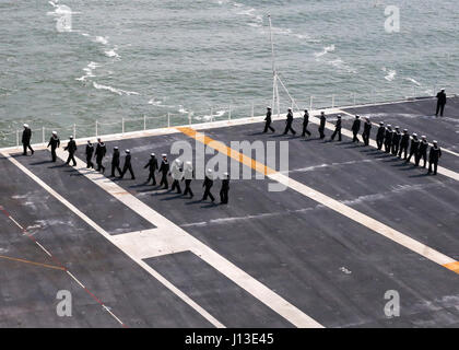 NORFOLK, Virginie (14 avril 2017) -- Les marins affectés à l'unité Pre-Commissioning Gerald R. Ford (CVN 78) se préparer à l'homme les rails que le navire entre dans le port. La première classe de navire -- le premier porte-avions américain nouveau design en 40 ans - a passé plusieurs jours à la réalisation d'essais en mer du constructeur, un test complet de bon nombre des principaux systèmes du navire et des technologies. (U.S. Photo par marine Spécialiste de la communication de masse 3 classe Elizabeth A. Thompson) Banque D'Images