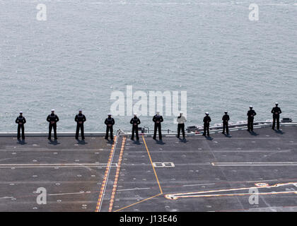 NORFOLK, Virginie (14 avril 2017) -- Les marins affectés à l'unité Pre-Commissioning Gerald R. Ford (CVN 78) les rails que le navire entre dans le port. La première classe de navire -- le premier porte-avions américain nouveau design en 40 ans - a passé plusieurs jours à la réalisation d'essais en mer du constructeur, un test complet de bon nombre des principaux systèmes du navire et des technologies. (U.S. Photo par marine Spécialiste de la communication de masse 3 classe Elizabeth A. Thompson) Banque D'Images