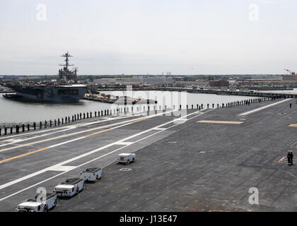 NORFOLK, Virginie (14 avril 2017) -- Les marins affectés à l'unité Pre-Commissioning Gerald R. Ford (CVN 78) les rails que le navire entre dans le port. La première classe de navire -- le premier porte-avions américain nouveau design en 40 ans - a passé plusieurs jours à la réalisation d'essais en mer du constructeur, un test complet de bon nombre des principaux systèmes du navire et des technologies. (U.S. Photo par marine Spécialiste de la communication de masse 3 classe Elizabeth A. Thompson) Banque D'Images