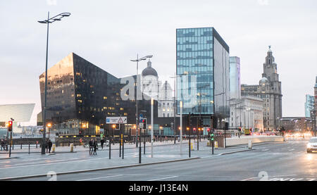 Albert Dock,,Albert Dock,Echo Arena,Ferris roue,,soirée,nuit,Liverpool, Merseyside, Angleterre,,Ville du patrimoine mondial,Ville,Nord,Nord,Angleterre,English,UK. Banque D'Images