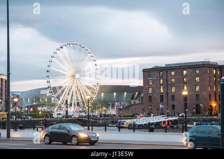 Albert Dock,,Albert Dock,Echo Arena,Ferris roue,,soirée,nuit,Liverpool, Merseyside, Angleterre,,Ville du patrimoine mondial,Ville,Nord,Nord,Angleterre,English,UK. Banque D'Images