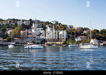 Yachts stationnés en mer de Burgazada qui est l'une des îles des Princes à Istanbul. Maisons d'été pour la plupart détenues par des minorités et petite mosquée sont dans le Banque D'Images