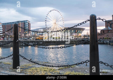 Albert Dock,,Albert Dock,Echo Arena,Ferris roue,,soirée,nuit,Liverpool, Merseyside, Angleterre,,Ville du patrimoine mondial,Ville,Nord,Nord,Angleterre,English,UK. Banque D'Images