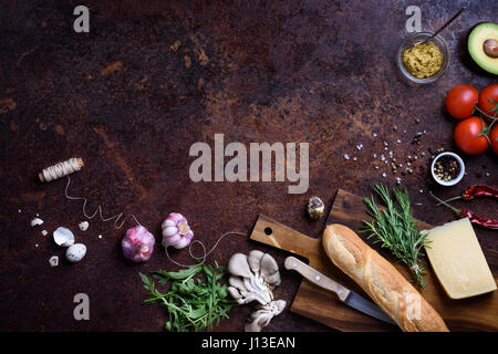 Sandwich végétalien ingrédients. Baguette de pain français avec les légumes et le fromage. Cadre de menu, vue du dessus, copiez l'espace. Banque D'Images