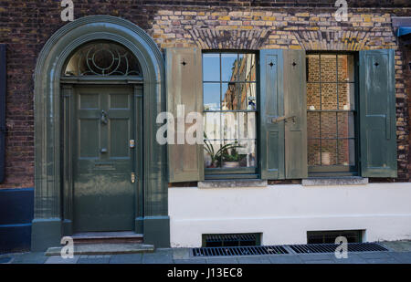 L'avant d'une maison sur Princelet Street à Londres est doté d''une porte d'entrée et volets sur les fenêtres. Banque D'Images