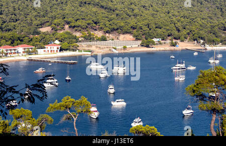 Beaucoup de yachts garés à Bay à l'arrière d'Heybeliada qui est l'une des îles des Princes près de Istanbul Banque D'Images