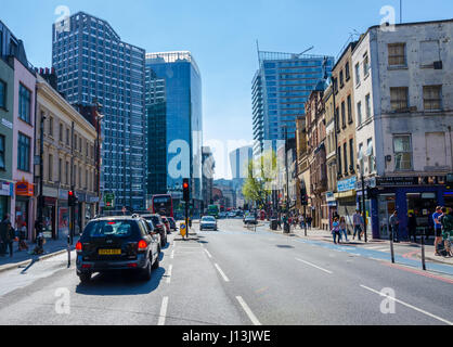 Une vue vers le bas Whitechapel High Street, bordées de hauts bâtiments modernes. Banque D'Images