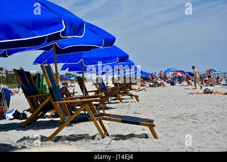 Chaises de plage avec parasols de l'autre côté de la plage Banque D'Images