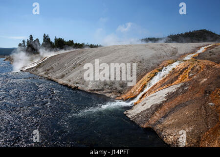 Sortie de l'Excelsior Geyser dans la rivière Firehole avec les dépôts de minéraux, Midway Geyser Basin, Parc National de Yellowstone Banque D'Images