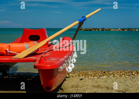 La mer Rouge bateau de sauvetage sur plage océanique Banque D'Images