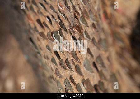 Les marcheurs ajouter des pièces pour un vieil arbre sur une promenade à l'Tarn Hows, partie du parc national de Lake District en Angleterre, Royaume-Uni Banque D'Images