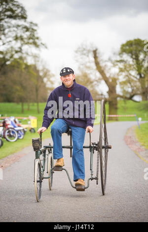 Man riding un Edwardian old fashioned vintage vélo cycle à trois roues. Banque D'Images