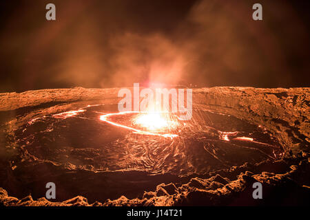 Région Afar, Ethiopie : Avez-vous déjà demandé ce qu'il doit ressembler à regarder dans les profondeurs de l'enfer ? Photos de l'intérieur d'un 150 pieds de large volcan basalte active continuellement prouver que certaines parties de la planète ne ressemble à l'enfer sur terre. Karel photographe Tupy (35) visité le plus ancien lac de lave active en permanence, Erta Ale en Ethiopie qui est l'un des six lacs de lave dans le monde. Banque D'Images