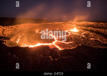 Région Afar, Ethiopie : Avez-vous déjà demandé ce qu'il doit ressembler à regarder dans les profondeurs de l'enfer ? Photos de l'intérieur d'un 150 pieds de large volcan basalte active continuellement prouver que certaines parties de la planète ne ressemble à l'enfer sur terre. Karel photographe Tupy (35) visité le plus ancien lac de lave active en permanence, Erta Ale en Ethiopie qui est l'un des six lacs de lave dans le monde. Banque D'Images