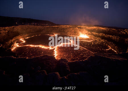 Région Afar, Ethiopie : les visiteurs se tenir autour du bord de la lac de lave. Avez-vous déjà demandé ce qu'il doit ressembler à regarder dans les profondeurs de l'enfer ? Photos de l'intérieur d'un 150 pieds de large volcan basalte active continuellement prouver que certaines parties de la planète ne ressemble à l'enfer sur terre. Karel photographe Tupy (35) visité le plus ancien lac de lave active en permanence, Erta Ale en Ethiopie qui est l'un des six lacs de lave dans le monde. Banque D'Images