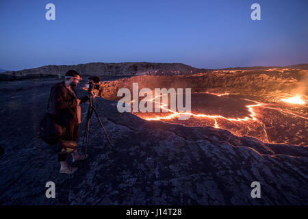 Région Afar, Ethiopie : Un syndicat saisit le lac de lave. Avez-vous déjà demandé ce qu'il doit ressembler à regarder dans les profondeurs de l'enfer ? Photos de l'intérieur d'un 150 pieds de large volcan basalte active continuellement prouver que certaines parties de la planète ne ressemble à l'enfer sur terre. Karel photographe Tupy (35) visité le plus ancien lac de lave active en permanence, Erta Ale en Ethiopie qui est l'un des six lacs de lave dans le monde. Banque D'Images