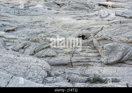 Région Afar, Ethiopie : Lava après qu'il a refroidi. Avez-vous déjà demandé ce qu'il doit ressembler à regarder dans les profondeurs de l'enfer ? Photos de l'intérieur d'un 150 pieds de large volcan basalte active continuellement prouver que certaines parties de la planète ne ressemble à l'enfer sur terre. Karel photographe Tupy (35) visité le plus ancien lac de lave active en permanence, Erta Ale en Ethiopie qui est l'un des six lacs de lave dans le monde. Banque D'Images