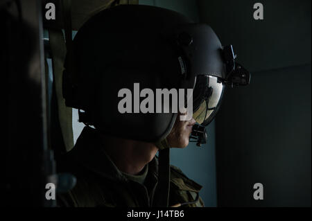 Un artilleur porte sur un hélicoptère militaire colombien, Carthagène, Colombie Banque D'Images