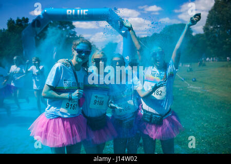 Color Run participants s'amuser dans les cinq kilomètres à l'exécuter à Valby, Copenhague. Les participants sont couverts dans toutes sortes de couleurs dans l'un des soi- Banque D'Images