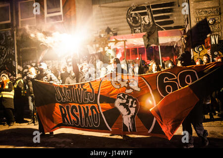 Les manifestants mars avec des bannières avec des messages anti-incendie capitaliste alors que d'autres fusées jusqu'à leur manière de la démoli "maison des jeunes" Ungdom Banque D'Images