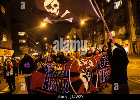 Les manifestants mars avec des bannières avec des messages anti-vague capitaliste et drapeaux pirates sur leur chemin à l'arraché "maison des jeunes" Ungdomshuset Banque D'Images