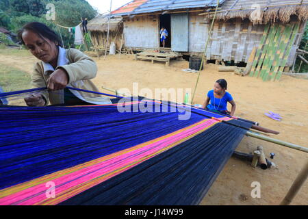 Les femmes ethniques Tripura chiffons de tissage dans un village près de Saje Valley à Rangamati, Bangladesh Banque D'Images