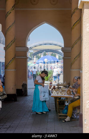 Tachkent, Ouzbékistan - AOÛT 24 Femme vendant kurut traditionnel, boules de fromage séché d'Asie centrale au bazar Chorsu à Tachkent. Août 2016 Banque D'Images