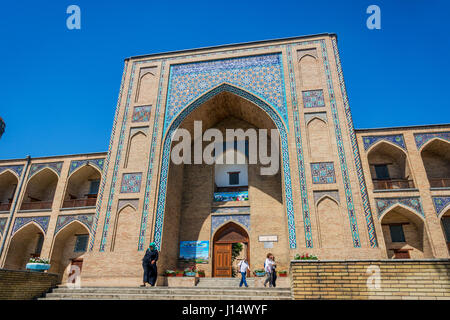 Tachkent, Ouzbékistan - 24 août : les gens à l'entrée du bazar Chorsu à Madrasah. Août 2016 Banque D'Images