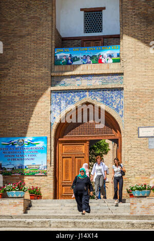 Tachkent, Ouzbékistan - 24 août : les gens à l'entrée du bazar Chorsu à Madrasah. Août 2016 Banque D'Images