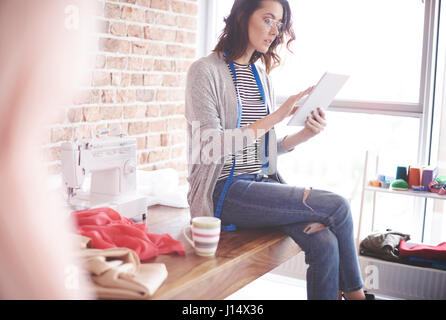 Mode avec tablette numérique dans son atelier Banque D'Images