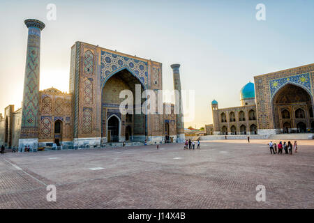 SAMARKAND, OUZBÉKISTAN - 27 Août : Les visiteurs en face de Samarkand Registan en fin d'après-midi. Août 2016 Banque D'Images