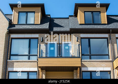 Maisons de ville nouvellement construit près de Bayview et Finch à Toronto, Ontario, Canada le 14 avril 2017. Dominic Chan/EXimages Banque D'Images