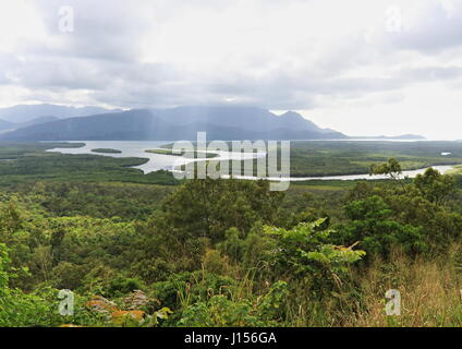 Vue de l'Panjoo Lookout au large de l'autoroute Bruce, dans Girrigun National Park, sur la plages de Cardwell, surplombant la rivière Seymour et canal Hinchinbrook Banque D'Images