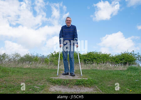 Man marcher avec des béquilles Banque D'Images