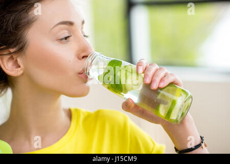 Sports woman drinking water Banque D'Images