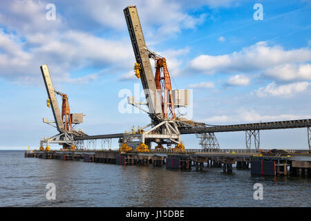 Jetée de charbon à matin à port de Gdansk, Pologne. Banque D'Images