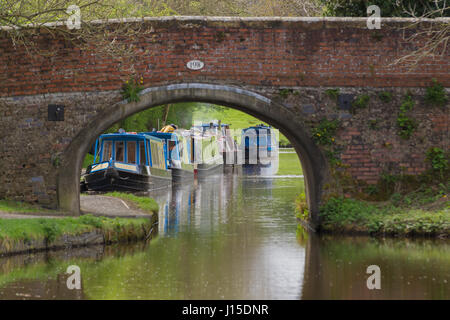 Péniches amarrées sur le Shropshire Union Canal encadré par un vieux pont une escapade de vacances populaires et style de vie Banque D'Images