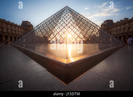 Pyramide du Louvre à Paris, France Banque D'Images